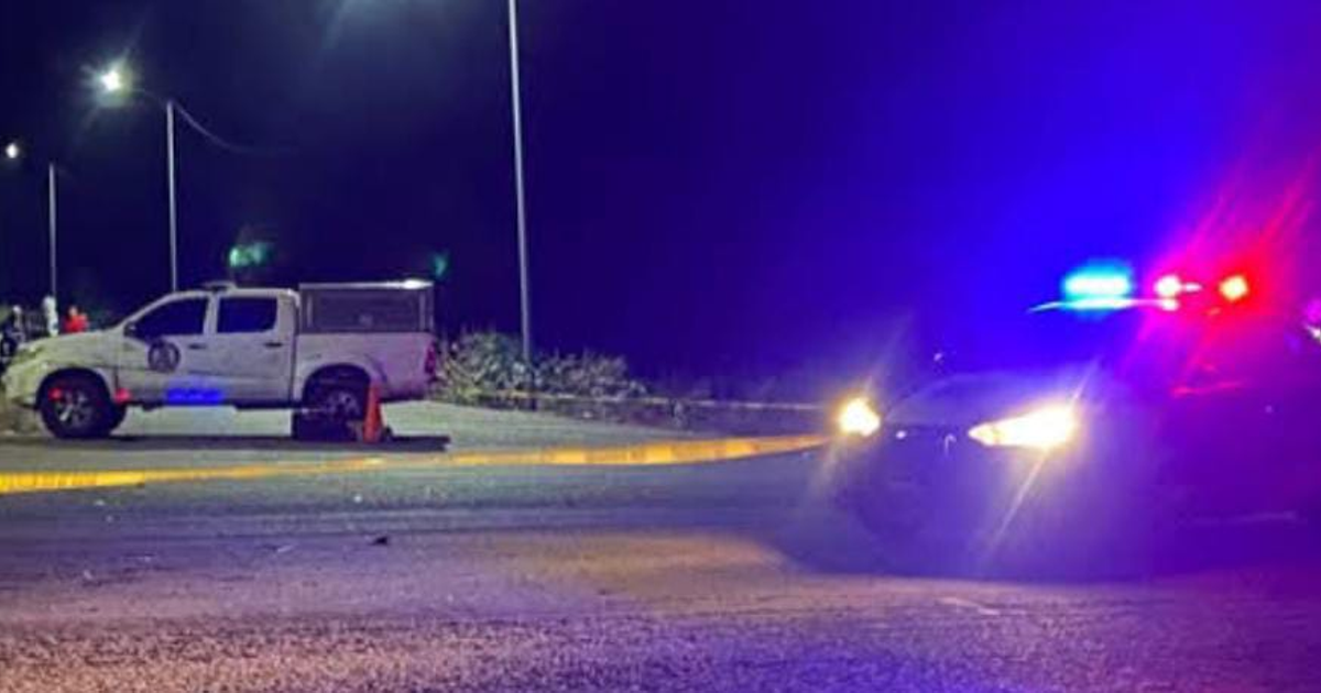 Escena nocturna de emergencia con vehículo de patrulla y auto blanco en Navolato, relacionado a accidente vial del 26 de diciembre de 2025.