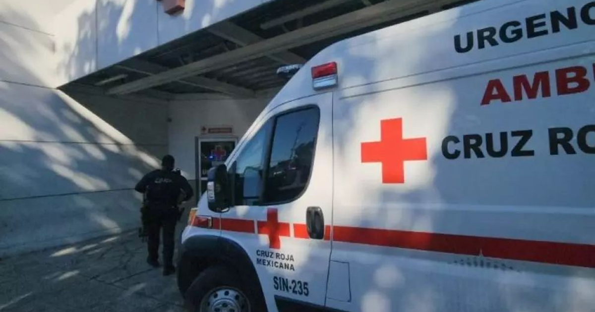 Ambulancia de la Cruz Roja estacionada frente a un posible hospital en Culiacán, Sinaloa, relacionado con un incidente trágico.