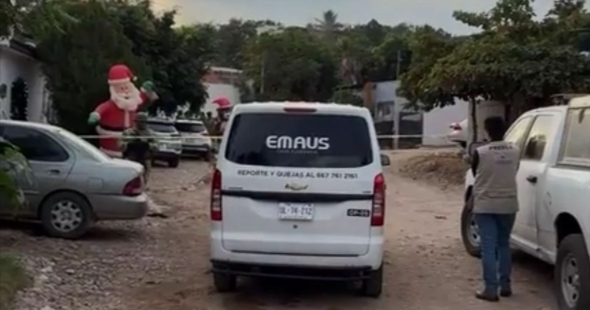 Calle en Buenos Aires con camión EMAUS y Santa Claus inflable durante investigación policial