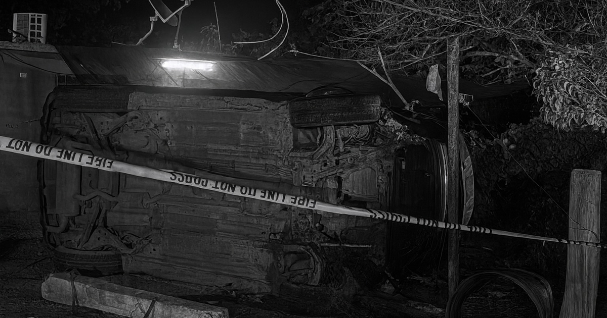 Vehículo volcado iluminado débilmente con cinta de seguridad, relacionado con el asesinato de policía en Navolato.