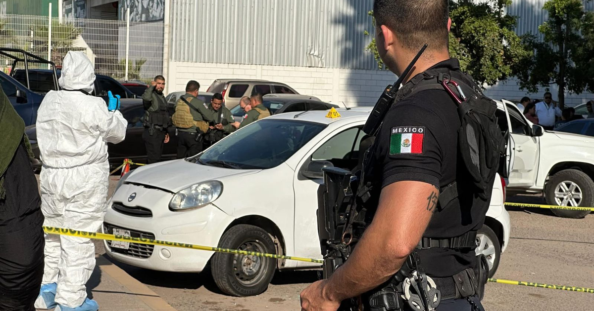 Agentes de policía y forense investigan escena de crimen en Los Mochis
