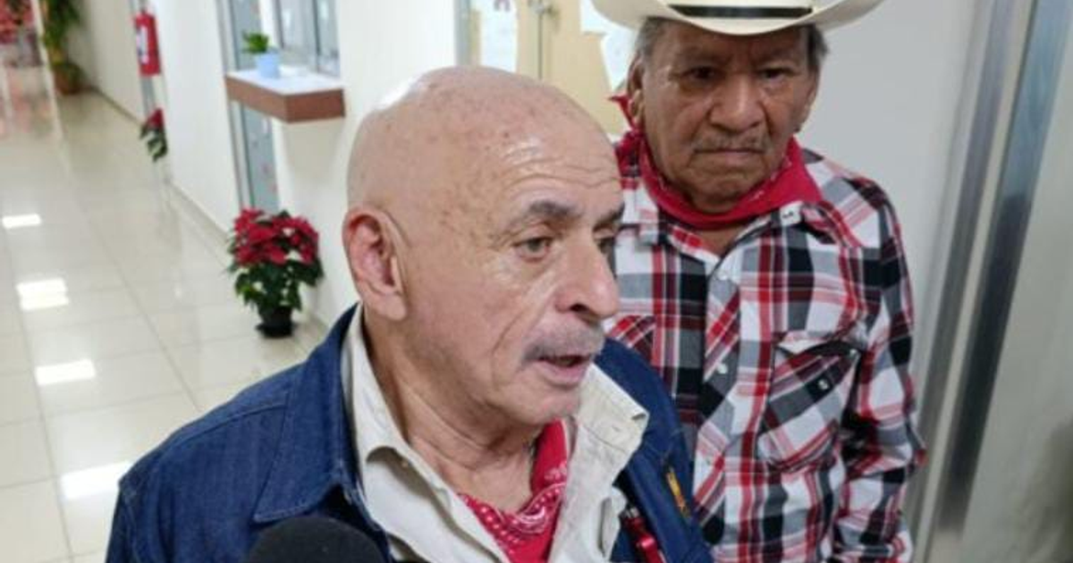 Dos hombres, uno calvo y otro con camisa de cuadros, en un interior con decoración vegetal, relacionados con una propuesta para municipios indígenas en Sinaloa.