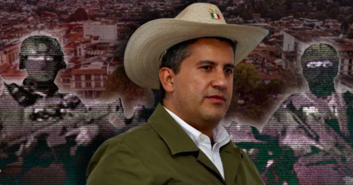 Persona con sombrero ancho en entorno urbano y militar, referencia a violencia 2025.