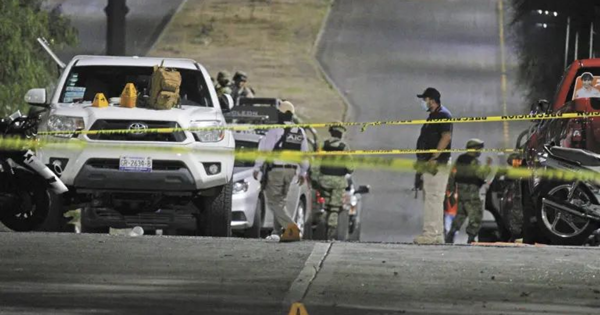 Escena nocturna de emergencia en México con vehículos de seguridad y cinta amarilla.