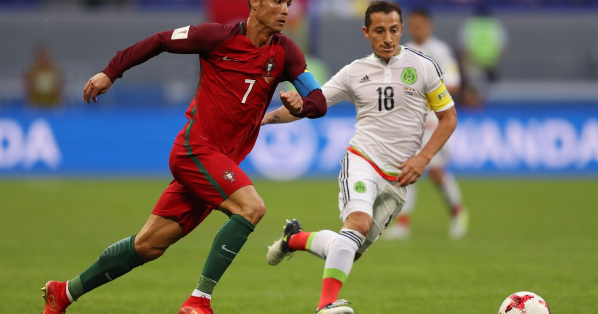 Futbolista de Portugal enfrentando a jugador mexicano en el Estadio Azteca Banorte con la camiseta número 7 en partido amistoso antes del Mundial 2026.