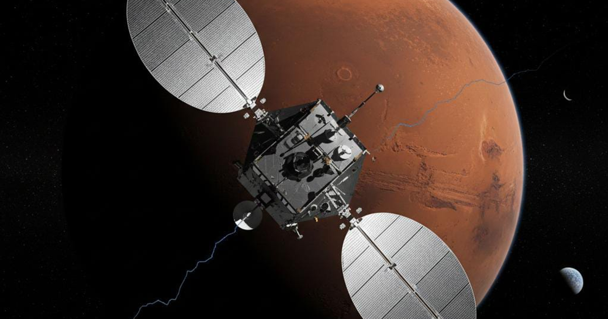 Satélite MAVEN orbitando Marte con grandes paneles solares y fondo estrellado