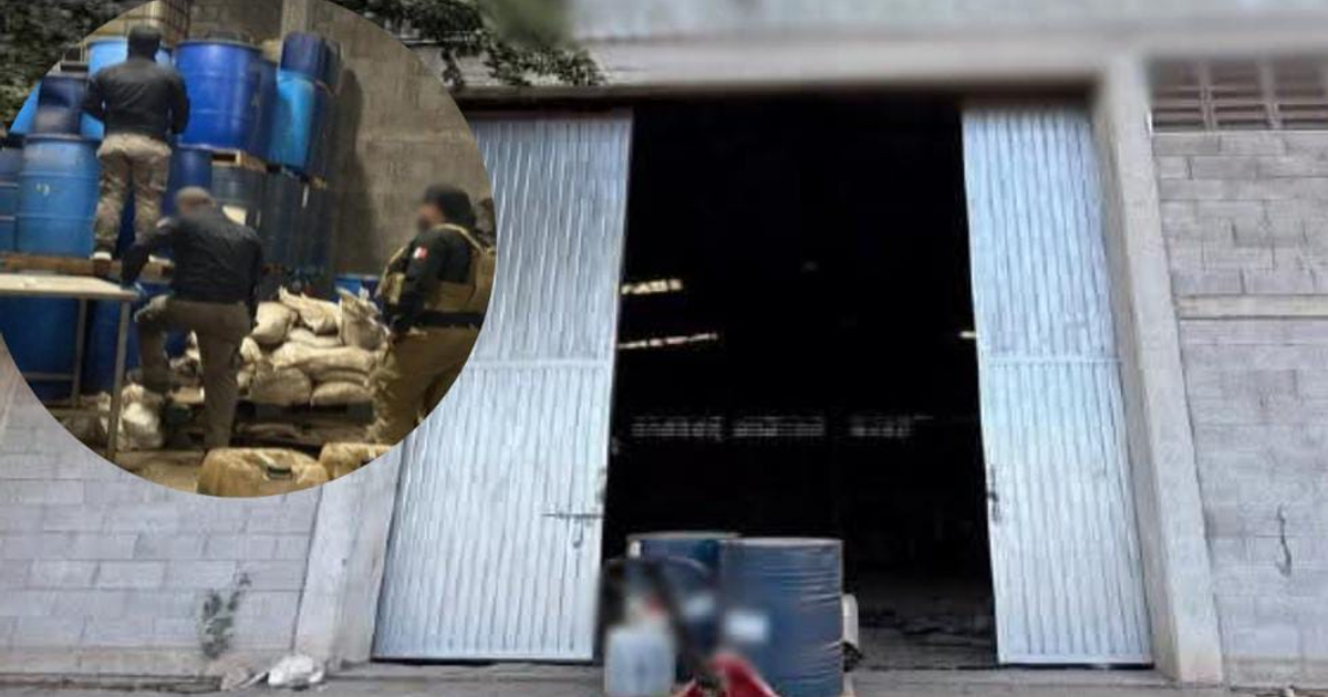 Operativo de Fiscalía en bodega usada como narcolaboratorio en Culiacán, con agentes interactuando entre barriles y sacos.