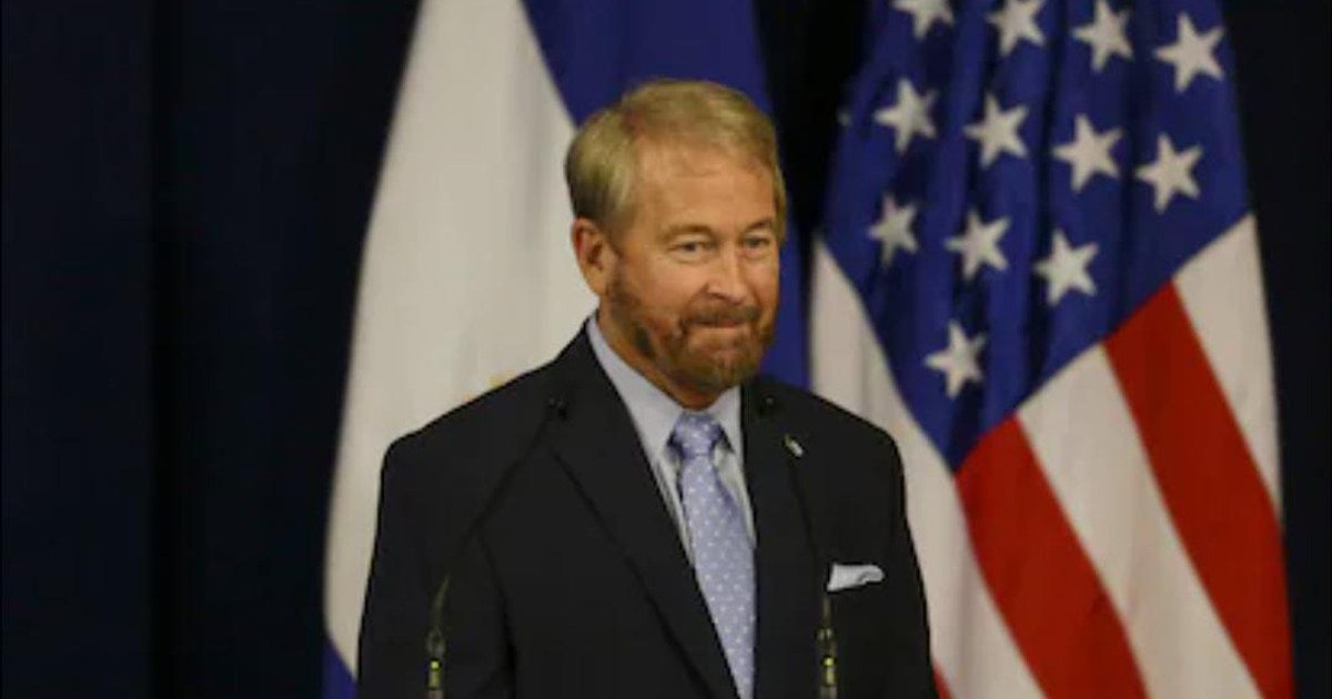 Ronald Johnson felicitando a la SEMAR por un operativo anti-narcotráfico.