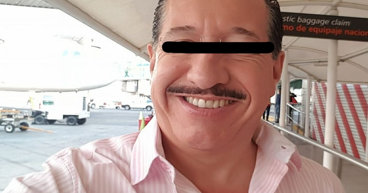 Selfie en aeropuerto con avión y área de equipaje vinculada a extradición del exgobernador Ney González Sánchez