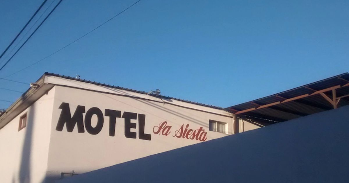 Edificio del Motel La Siesta destacado contra un cielo despejado en Tijuana, Baja California.