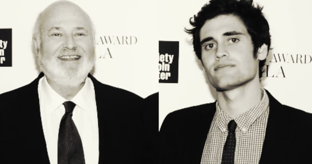 Fotografía en blanco y negro de dos hombres bien vestidos en un evento relacionado con el caso de Nick Reiner.