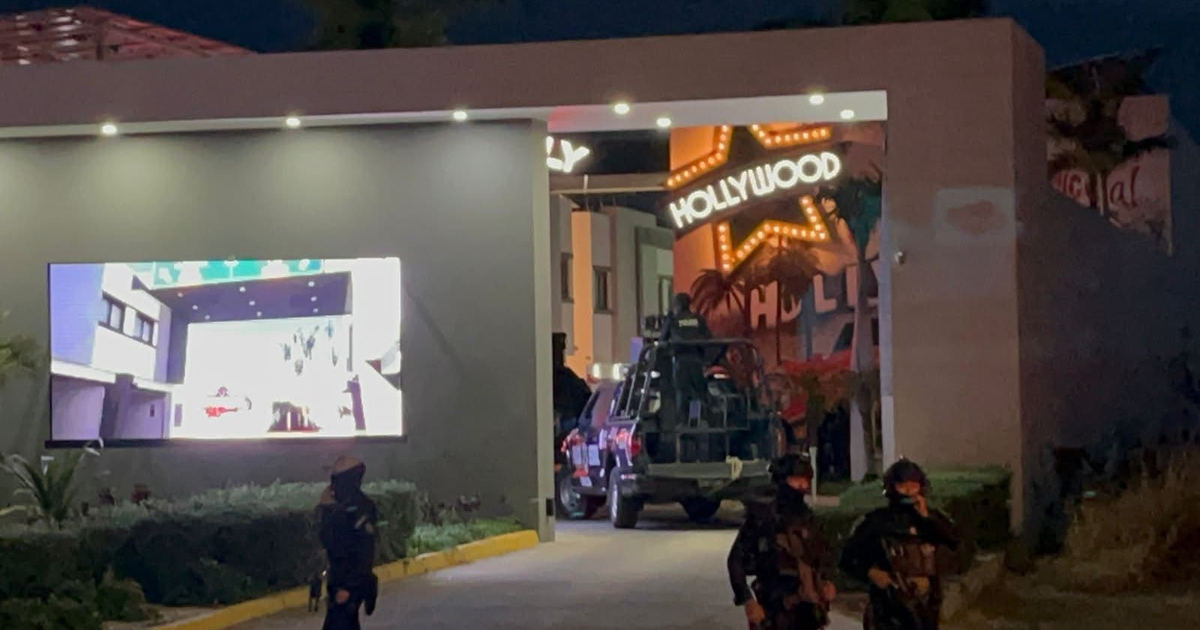 Operativo policial nocturno en el Motel Hollywood de Culiacán, escena con agentes de seguridad y letrero iluminado de Hollywood.