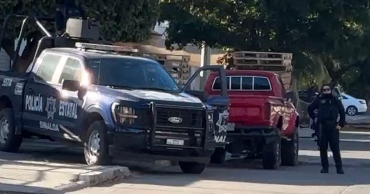 Operativo de policía en Culiacán en diciembre de 2025 con vehículos estatales y un agente armado.