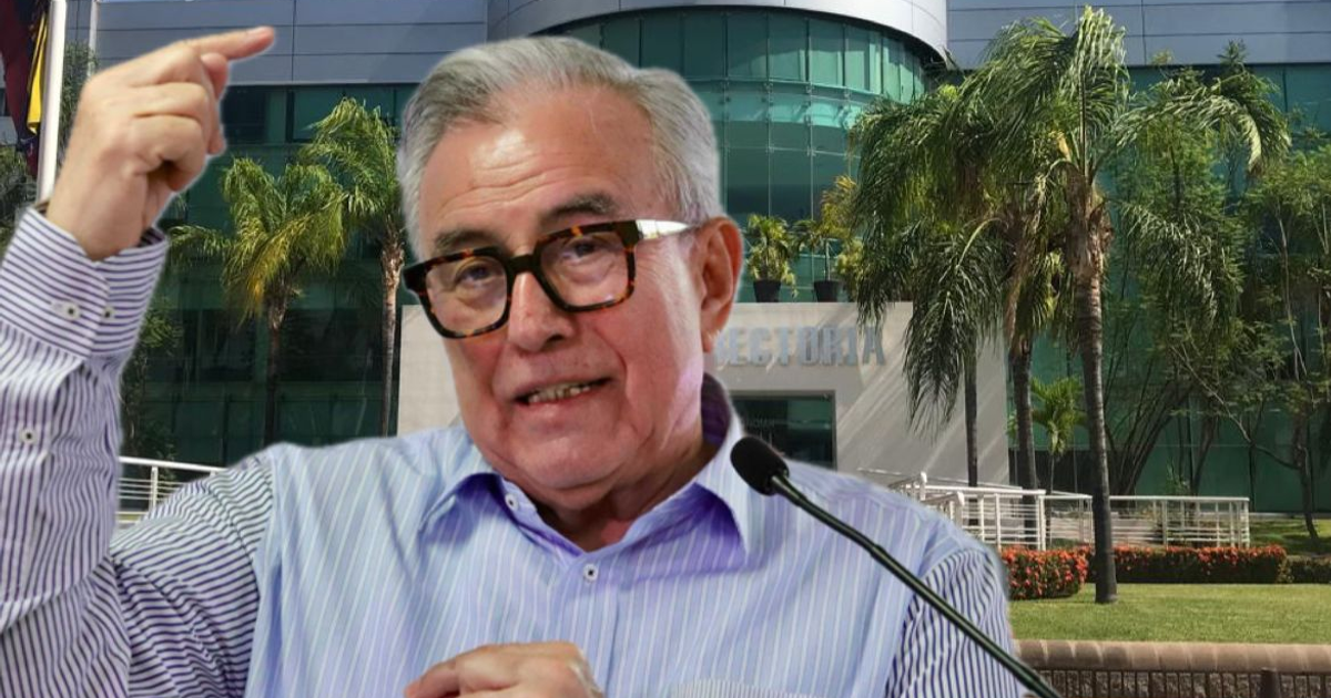 Hombre con gafas en edificio moderno discutiendo temas universitarios