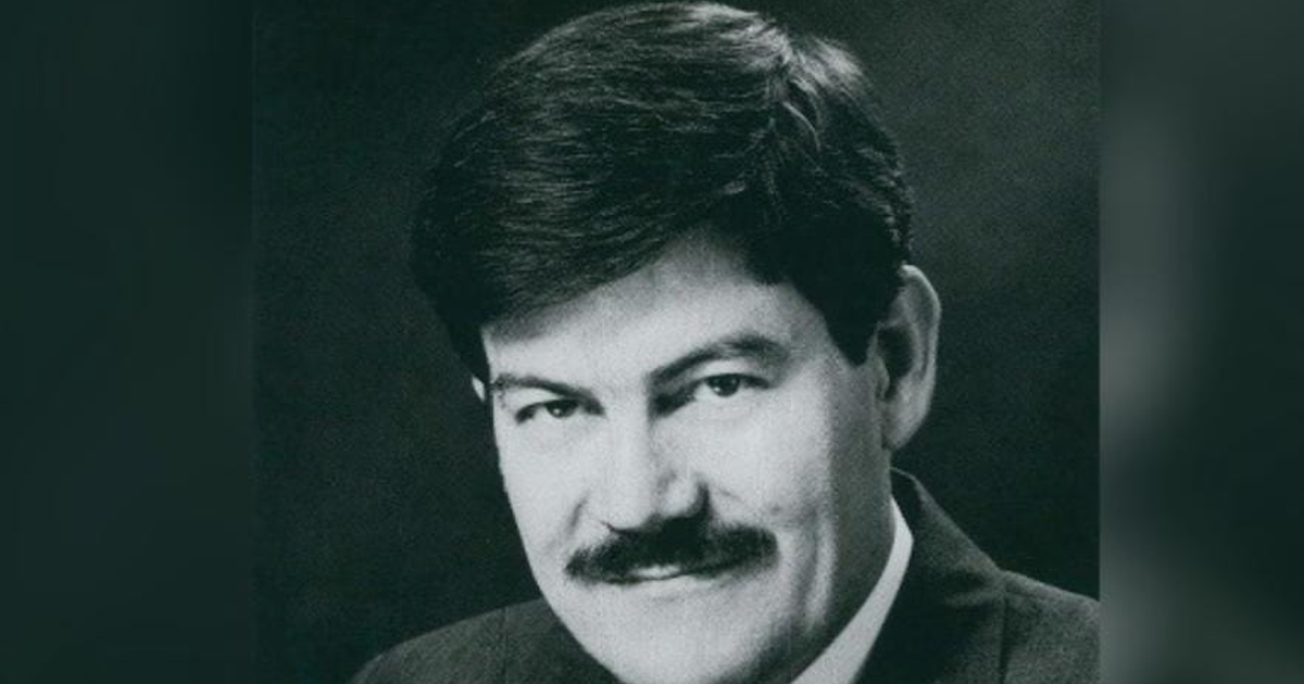 Foto de Francisco 'Pancho' Barrio, exgobernador de Chihuahua, sonriente y con expresión seria.