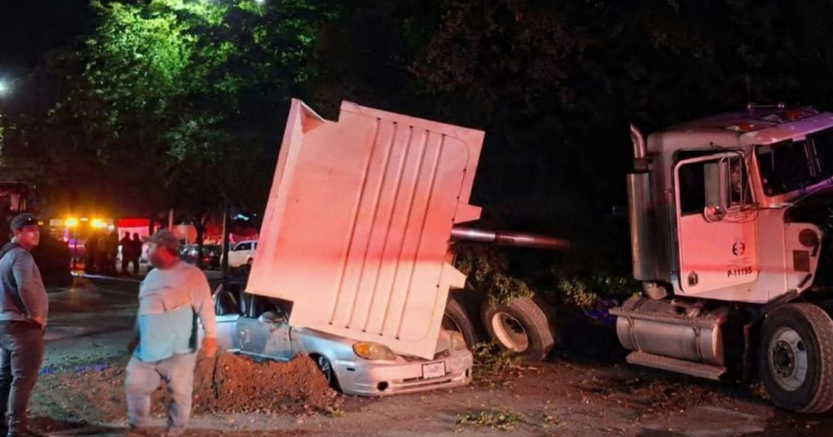 Accidente nocturno en Guasave entre camión de grava y automóvil aplastado