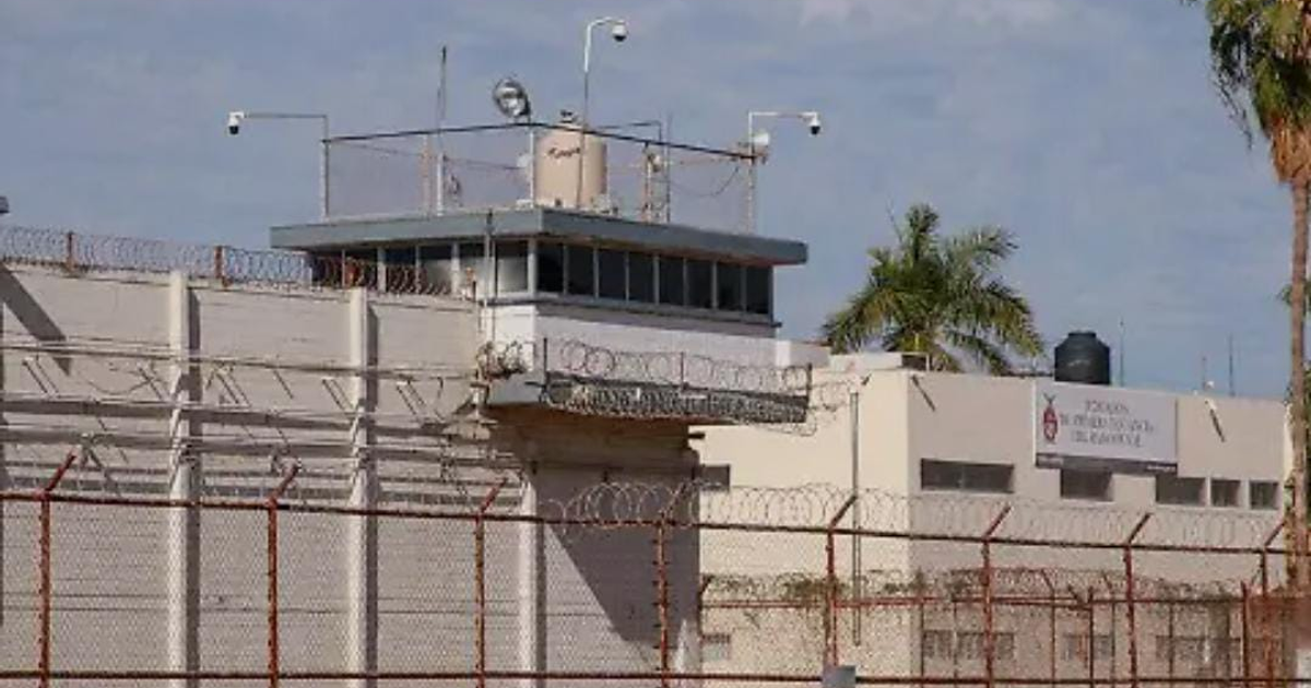 Vista aérea de la prisión de Aguaruto destacando torre de vigilancia y cercas