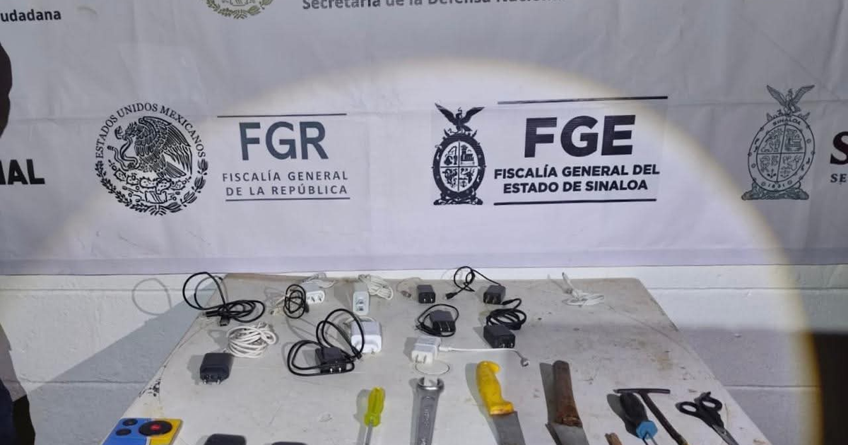 Mesa con objetos incautados en penal de Aguaruto, incluyendo herramientas y dispositivos electrónicos.