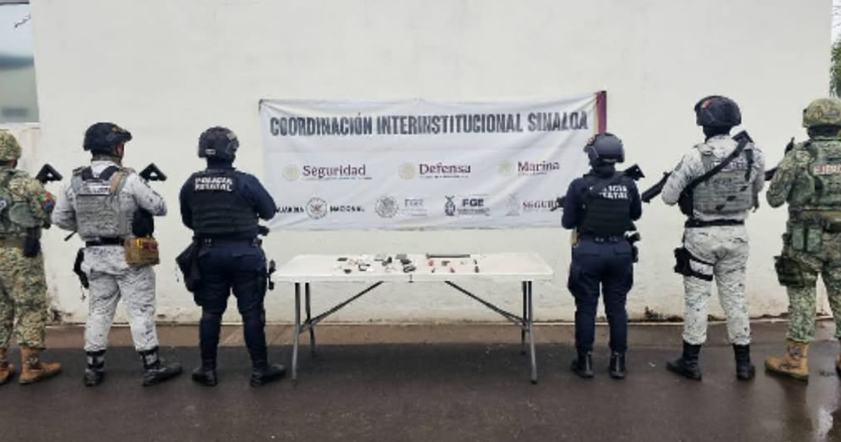 Miembros de seguridad frente a cartel de coordinación interinstitucional en Aguaruto, Sinaloa.