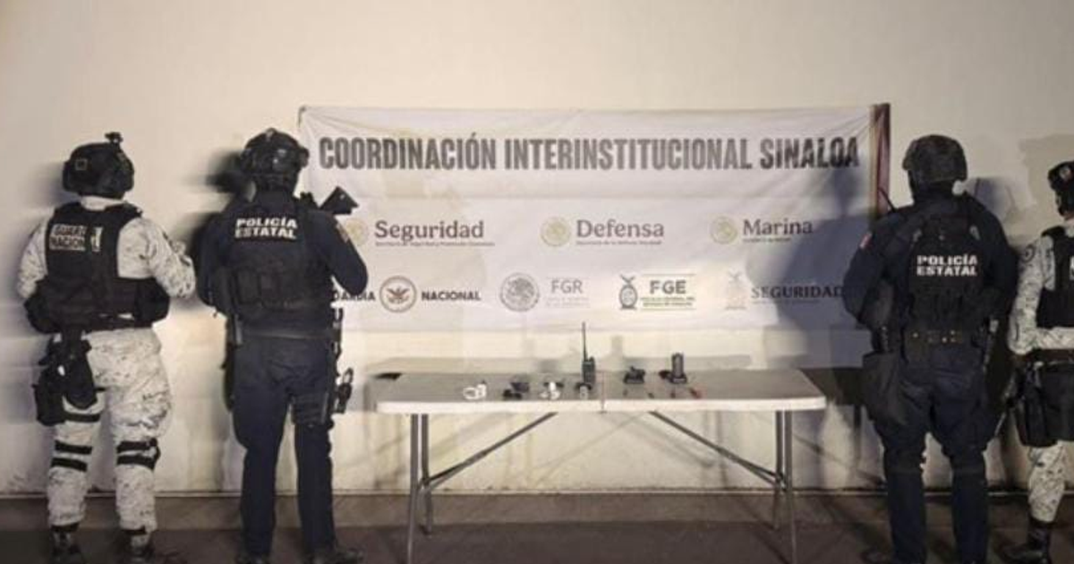Operativo de seguridad interinstitucional en Sinaloa con agentes de espaldas frente a un cartel de coordinación.