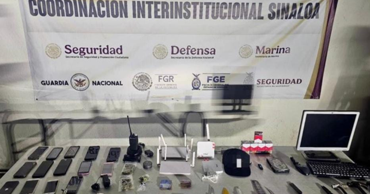 Objetos incautados en operativo de seguridad en Aguaruto: teléfonos, dispositivos electrónicos y cuchillos.