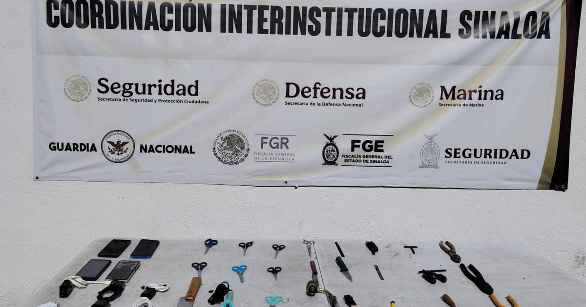 Banner y objetos incautados en operativo penitenciario en Sinaloa