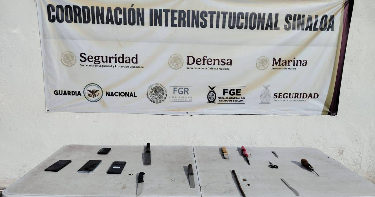 Mesa con objetos confiscados, como móviles y herramientas, tras operativo en el penal de Aguaruto de Culiacán, Sinaloa.
