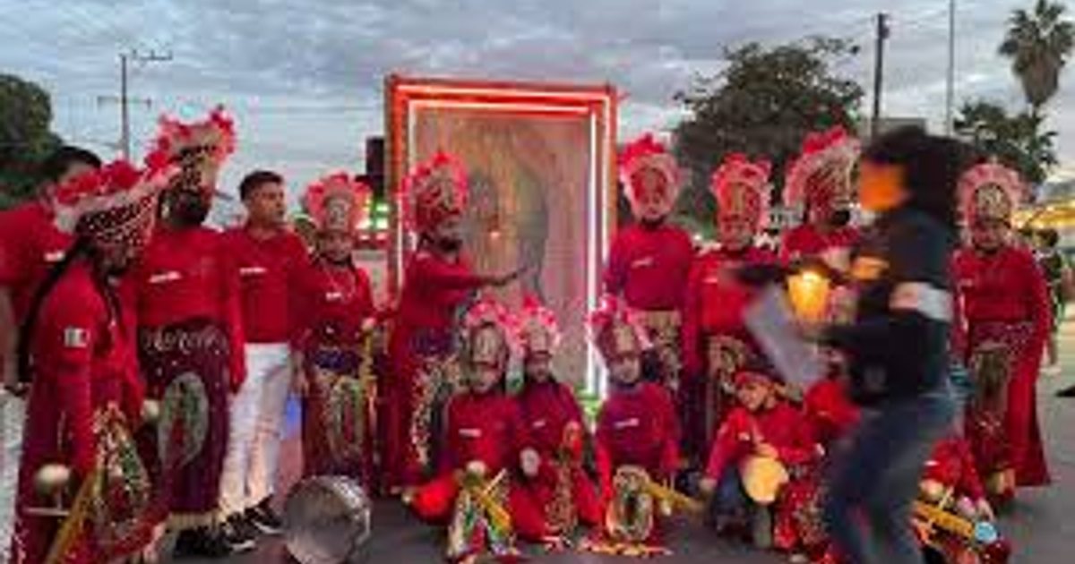 Gente vestida coloridamente durante peregrinación de la Virgen de Guadalupe en Los Mochis, Sinaloa.