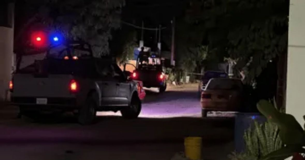 Camioneta policial con luces rojas y azules en operación nocturna en Culiacán