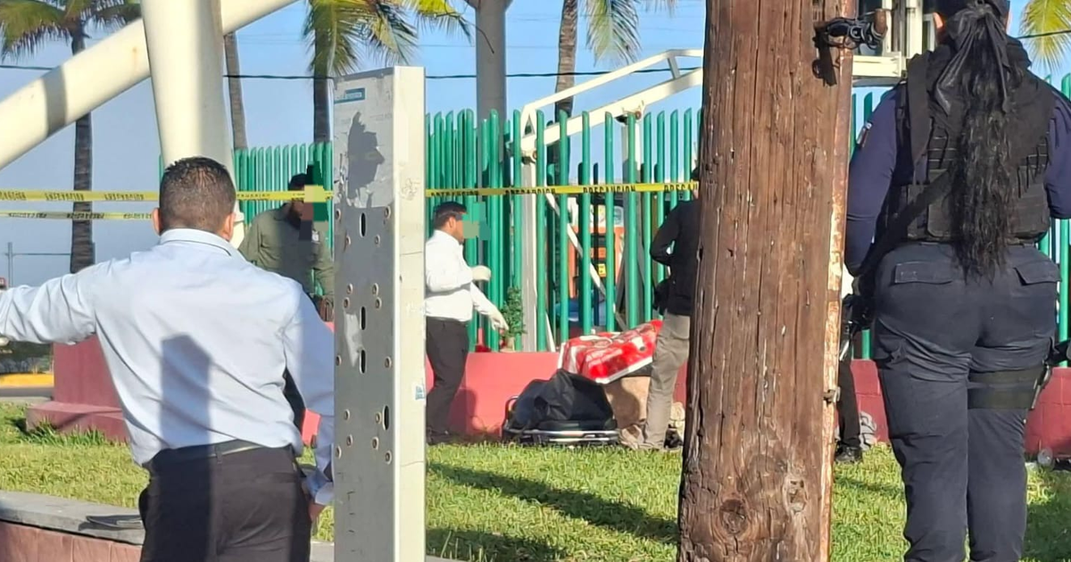 Investigación en Parque Martiniano de Mazatlán tras hallazgo de un cuerpo sin vida.