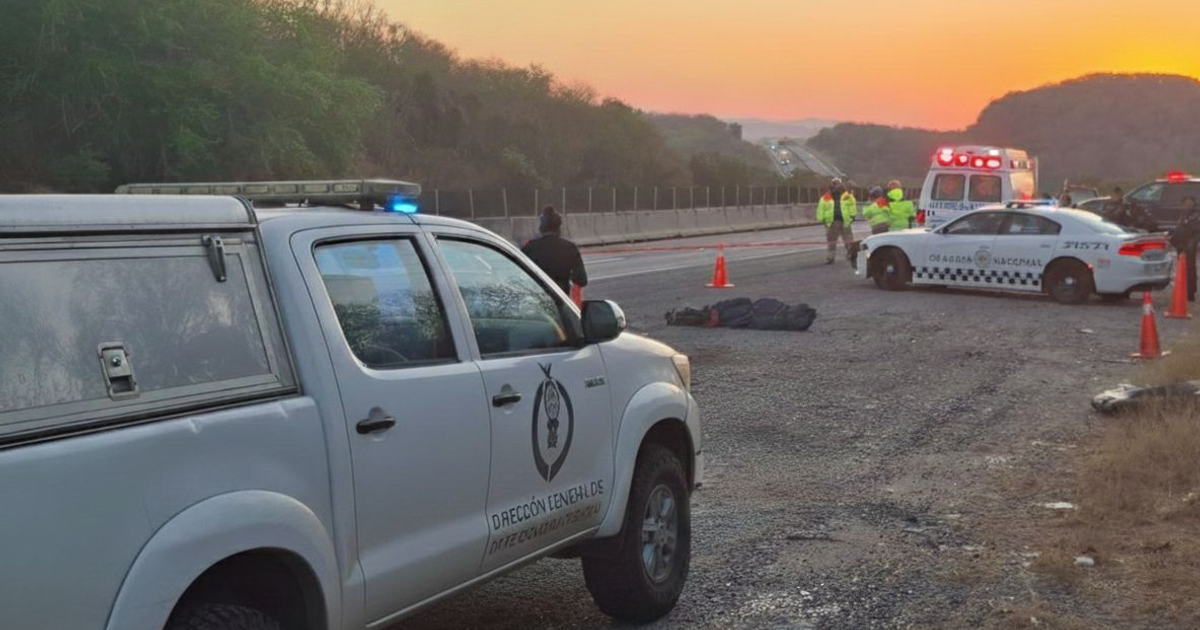 Escena de emergencia en la carretera de Sinaloa con policía, ambulancia y trabajadores.