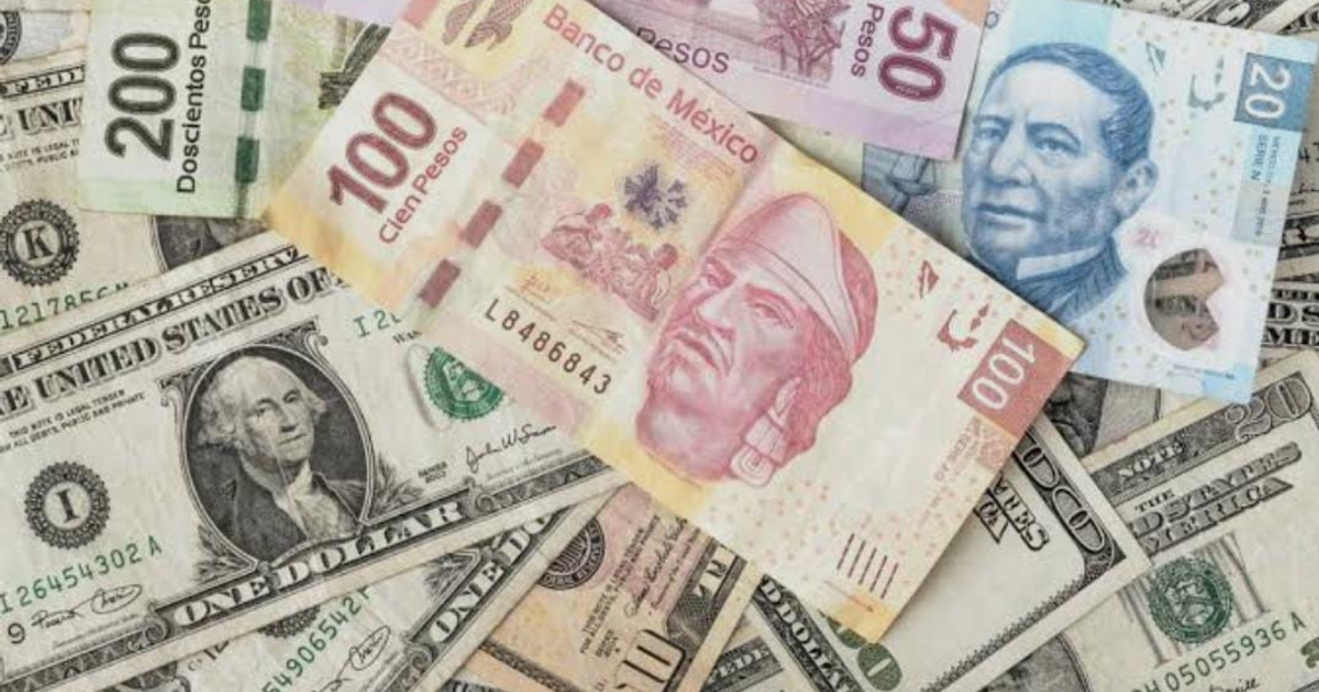 Imagen de billetes de dólares y pesos mexicanos reflejando variaciones en el mercado cambiario.