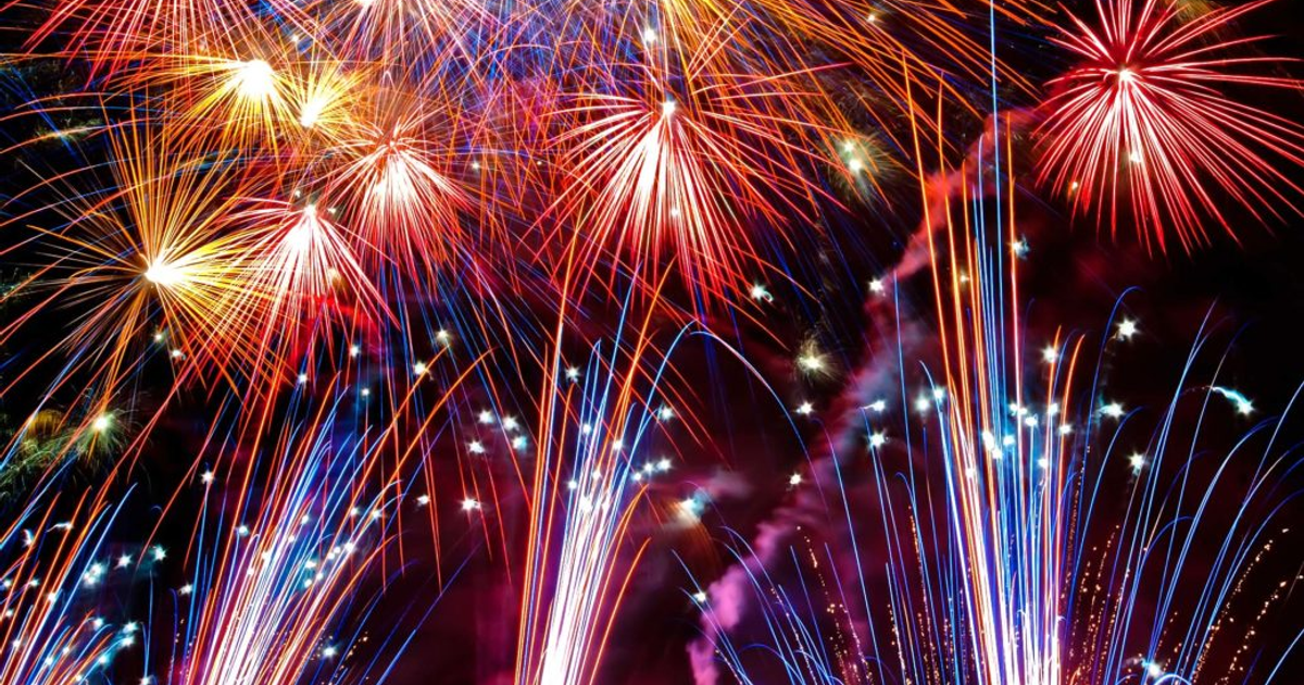 Exhibición de fuegos artificiales multicolor en cielo oscuro