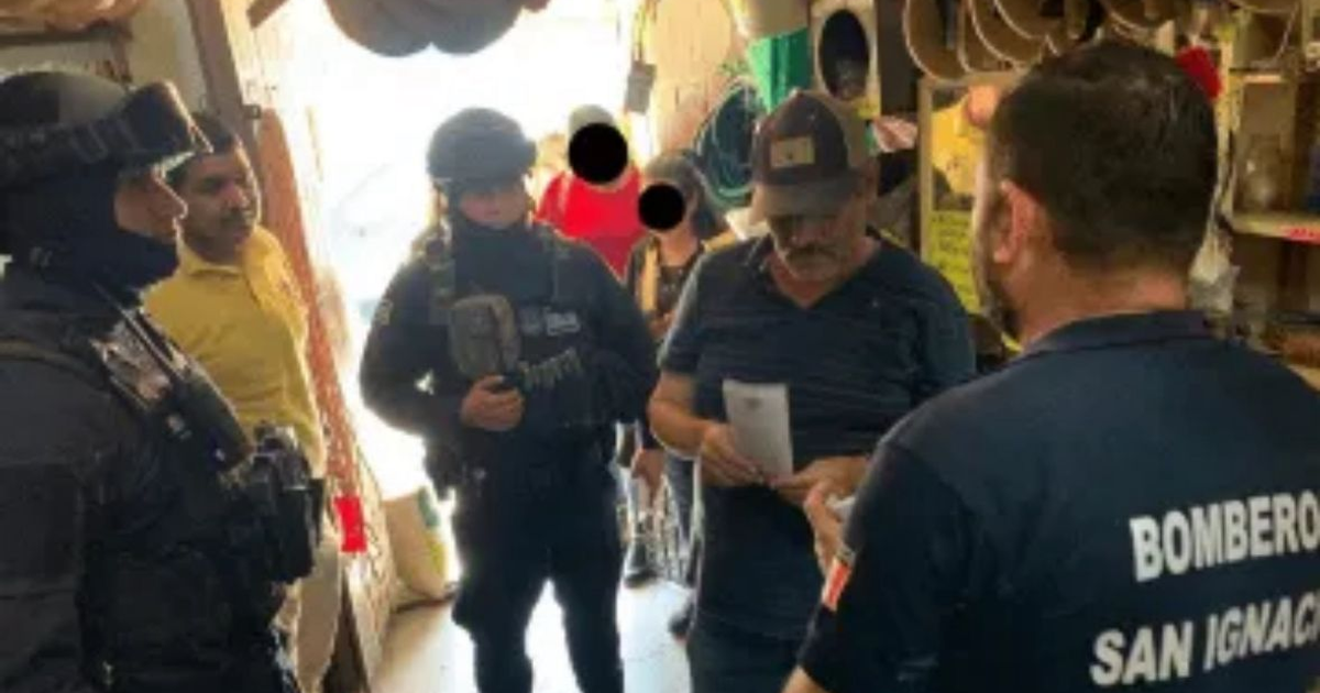 Oficiales de Protección Civil y Bomberos durante el operativo preventivo en San Ignacio, Sinaloa.