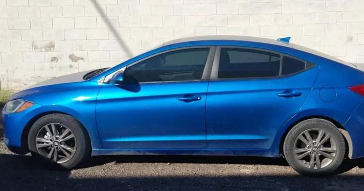 Hyundai Elantra azul asegurado en Culiacán junto a una pared de bloque de cemento.
