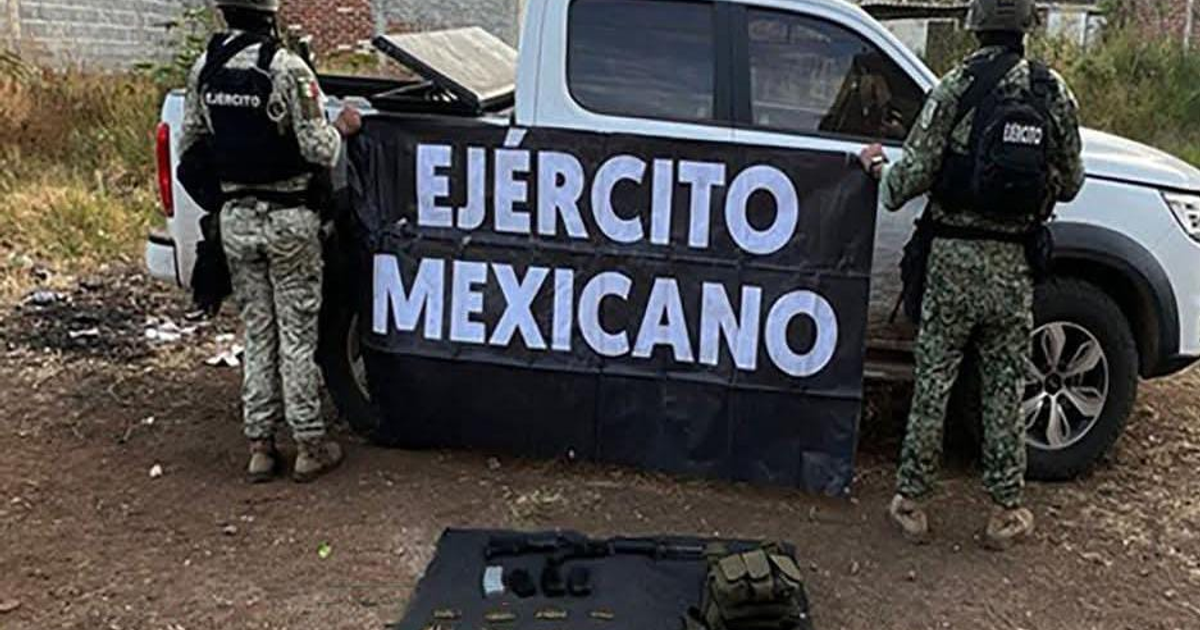 Soldados del Ejército Mexicano con armas y municiones aseguradas en operativo del Plan Michoacán