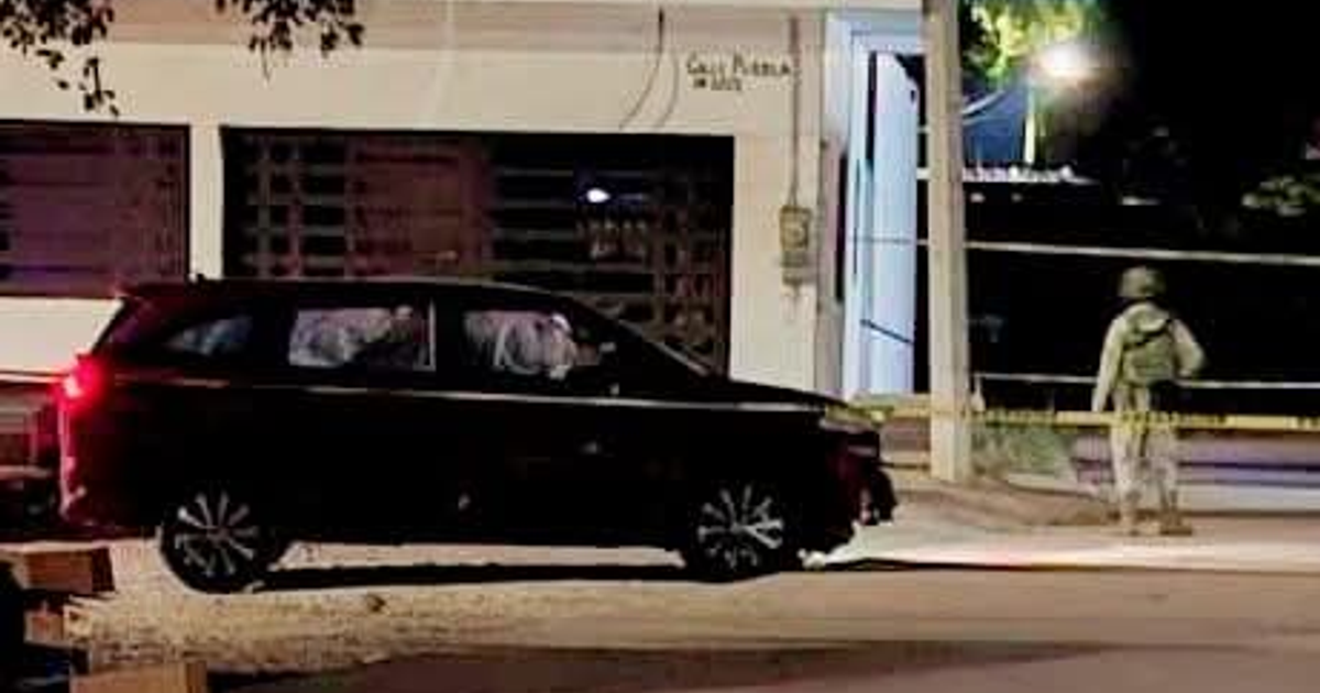 Cinta policial en Mazatlán: escena nocturna de un incidente con vehículo y personal militar.