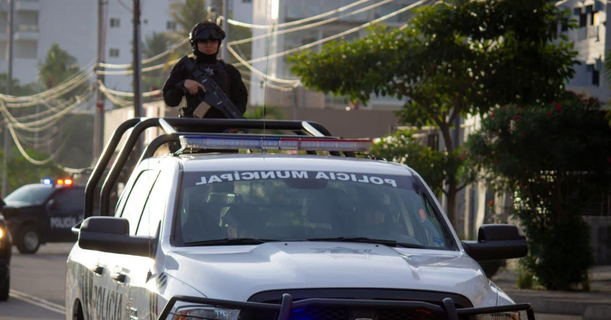 Vehículo de la policía municipal de Mazatlán con oficial armado en operativo urbano.