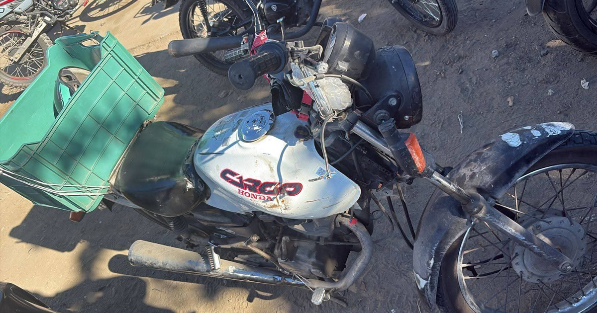 Motocicleta Honda 'Cargo' estacionada tras su recuperación por las autoridades en Mazatlán, Sinaloa.