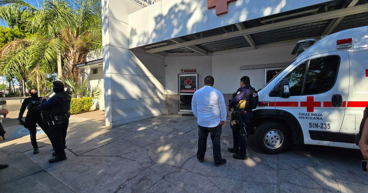 Cruz Roja de Leyva Solano con oficiales y ambulancia