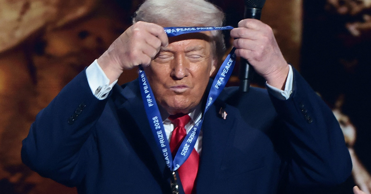 Donald Trump recibe el Premio de la Paz de la FIFA 2026 de manos de Gianni Infantino durante una ceremonia en Washington D.C.