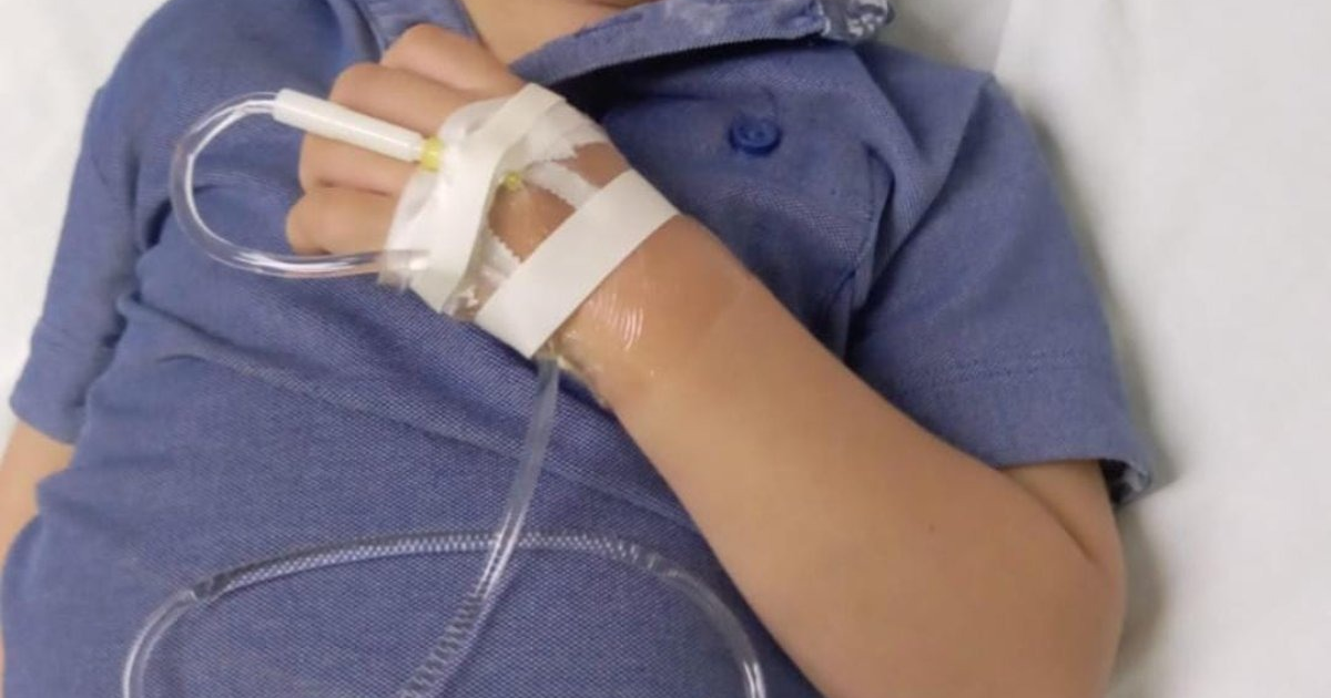 Niño en cama de hospital con vendaje y tubo IV, relacionado con intoxicación en Guasave.