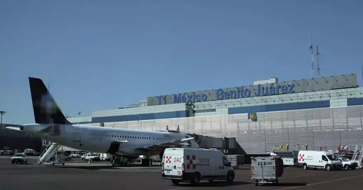 Vista del Aeropuerto Internacional de la Ciudad de México con aviones en la pista y cielo despejado, escenario de un incidente reciente.