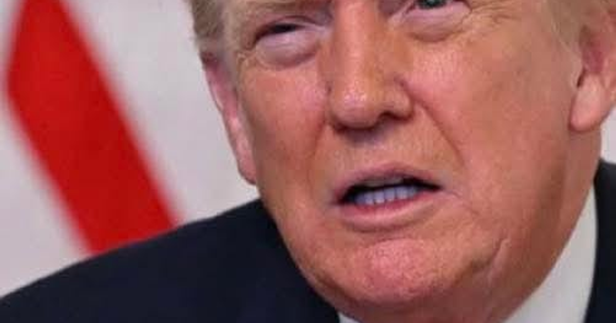 Foto de Donald Trump en Mar-a-Lago anunciando una operación militar en Venezuela.