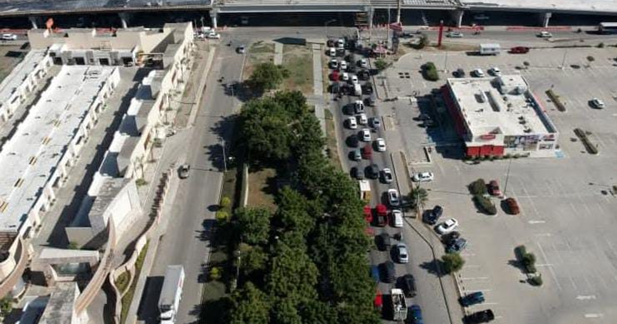 Vista aérea de una intersección urbana en Mazatlán con tráfico intenso, edificios y áreas verdes.