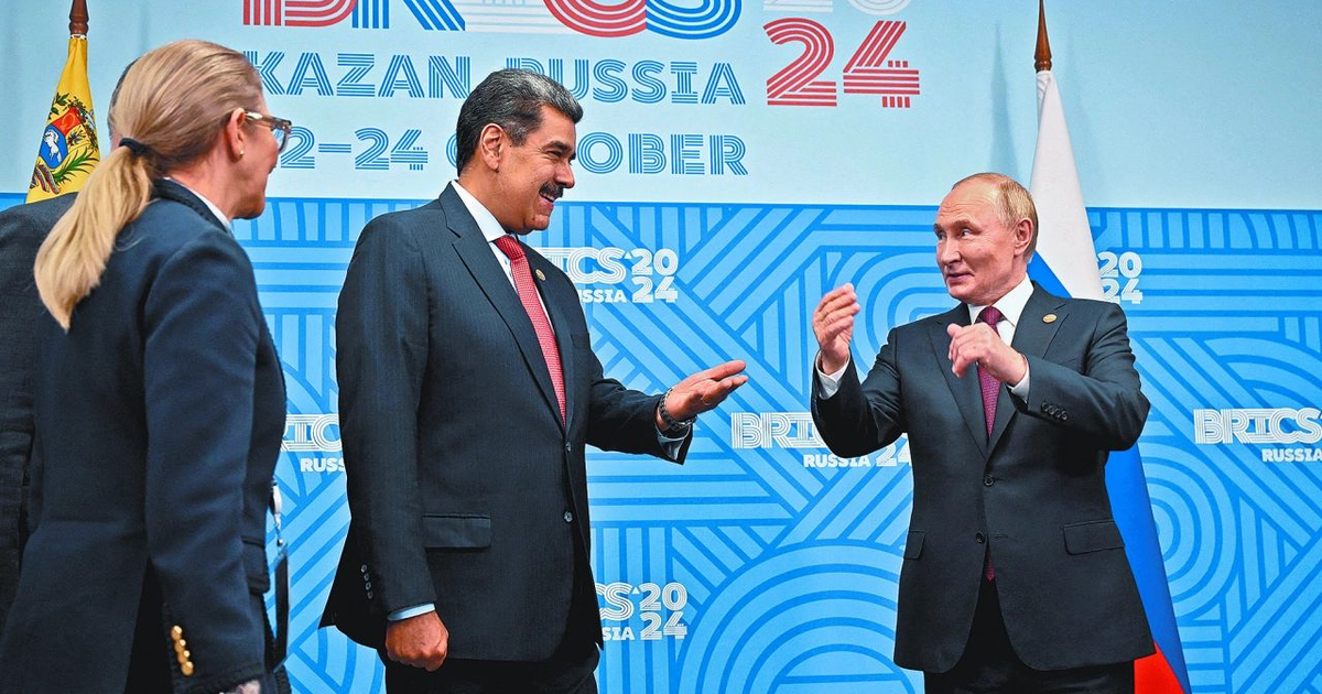 Varios líderes en diálogo frente al logo de BRICS 2024