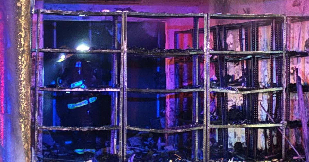 Interior de una tienda de uniformes en Culiacán destruida por un incendio.