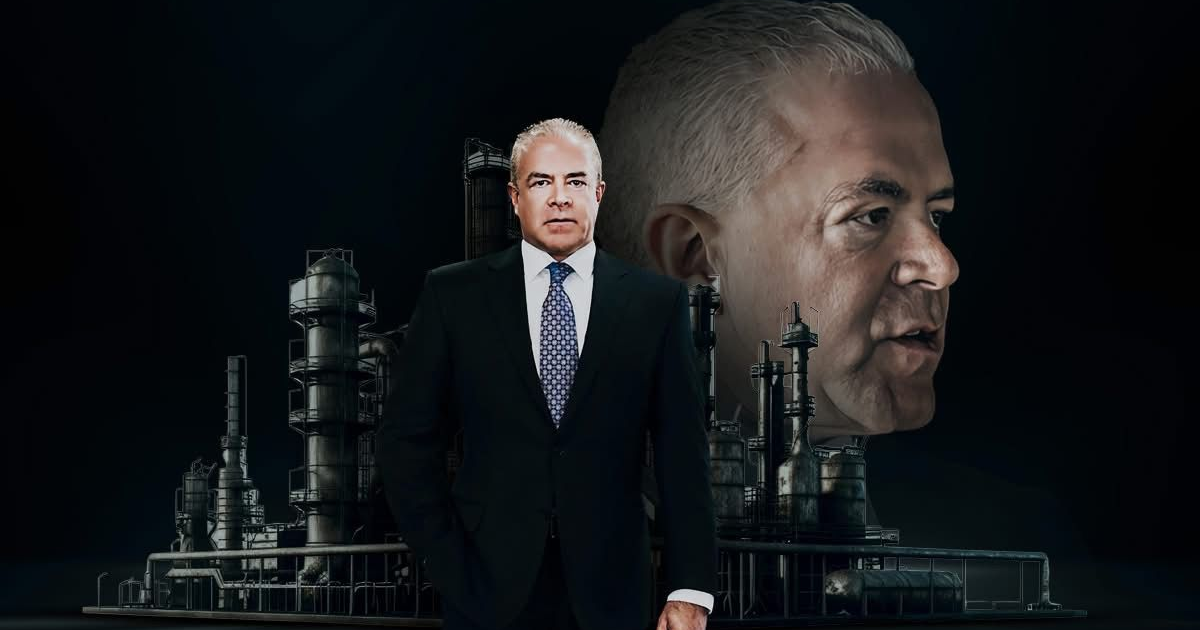 Hombre vestido de traje frente a una planta industrial, vinculado al tráfico de huachicol fiscal