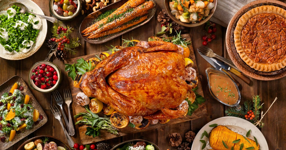Mesa festiva con pavo asado emblemática del recalentado navideño en México.