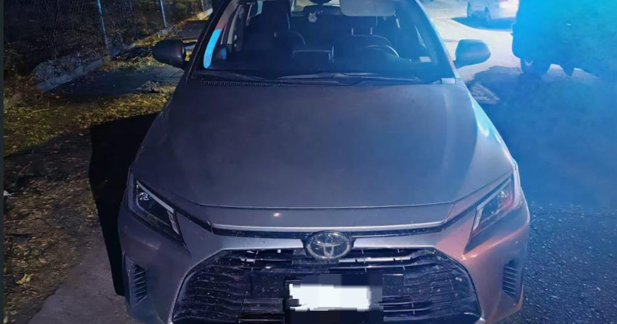 Toyota Yaris 2024 Plata estacionado de noche tras recuperación policial en Sinaloa.